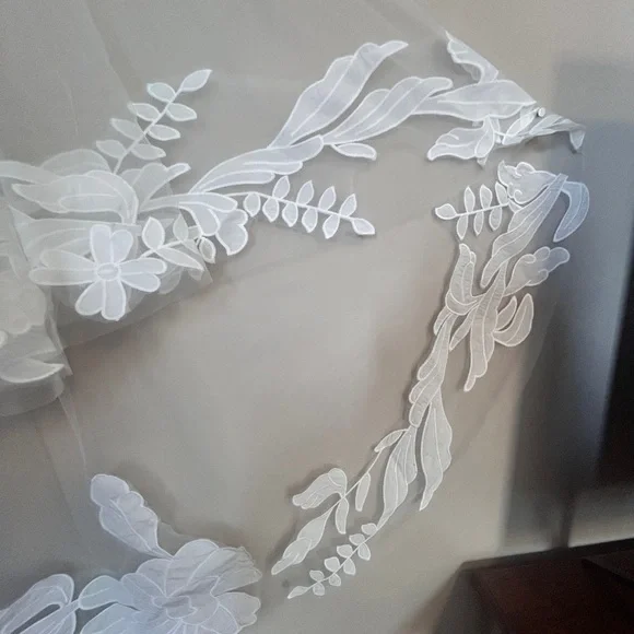 Elegant White Floral Veil - Picture 7 of 9